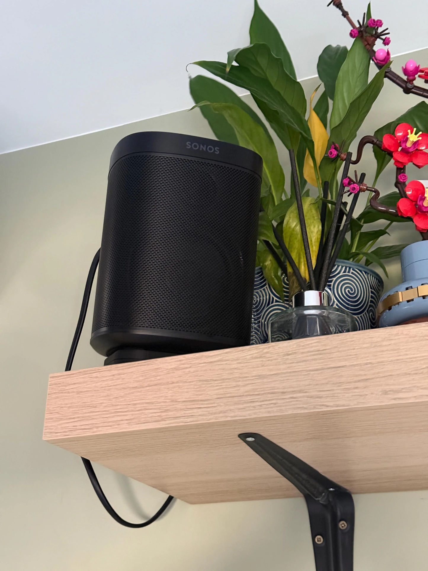 Sonos One Angled Mount: Reversible Tool-Free Speaker Stand